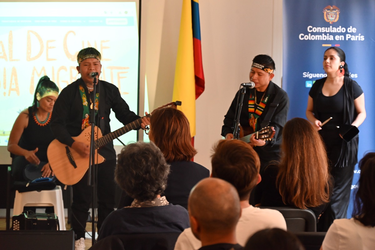 Koedé, la agrupación Embera Katío, inaugura con un concierto la jornada cultural sobre justicia ambiental y migratoria en París, Francia