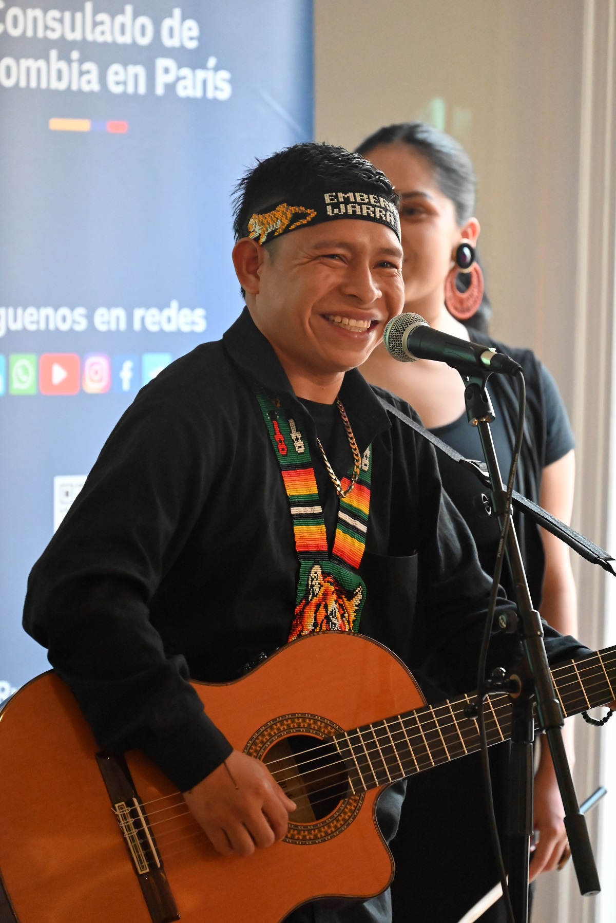 Fotografía: 21.10.2024 | En la foto Gonzalo Queragama Arce (guitarra y voz), agrupación musical Embera Katío, Koedé.