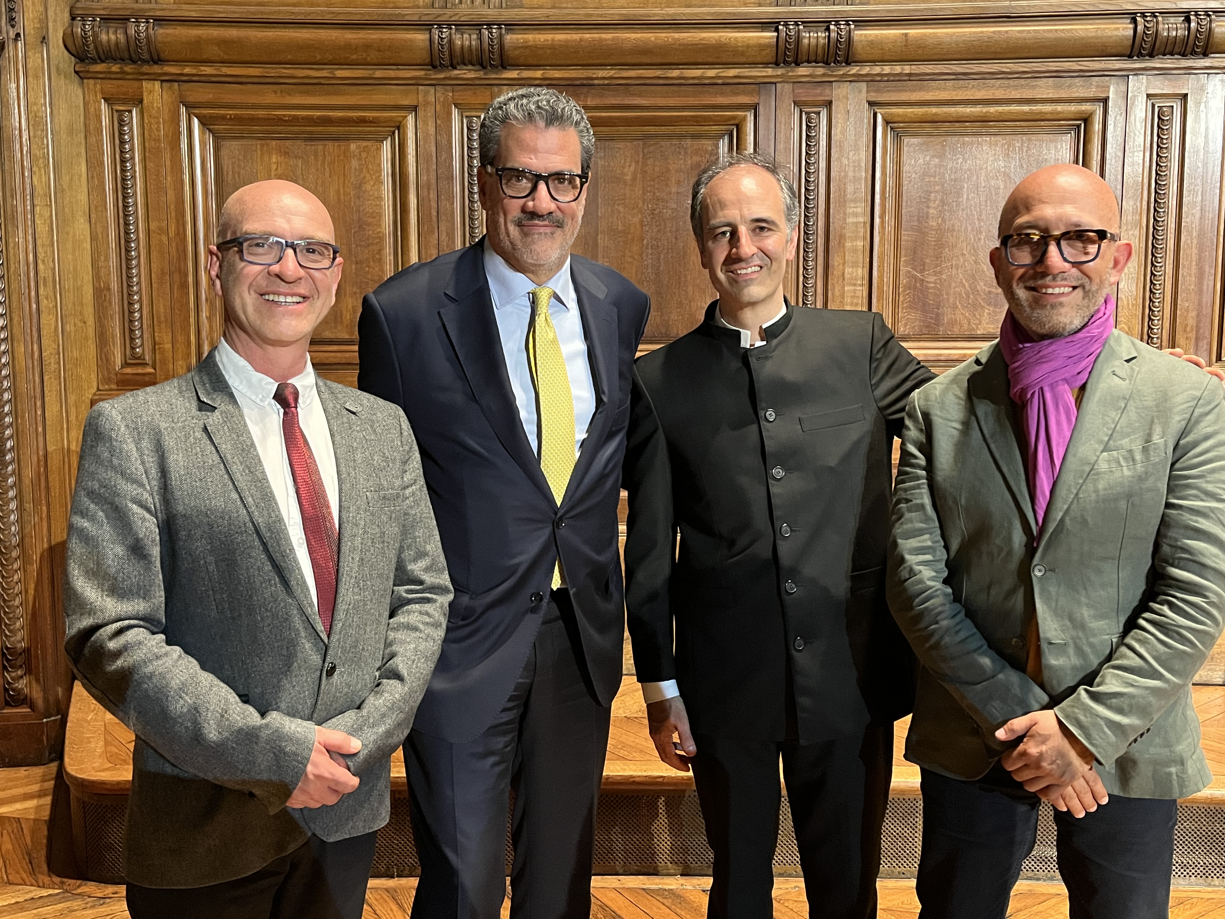 El Padre Luis Guillermo Saraza, el Embajador Mauricio Vargas, el Director de la Orquesta Luis Guillermo Vicaria y el Decano de la facultad de Bellas Artes Carlos Mery Concha. ©Embajada