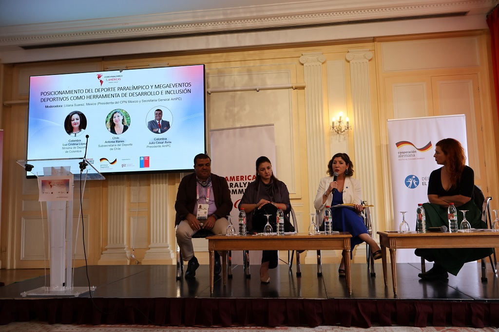 En la foto aparecen la Ministra del Deporte, Luz Cristina López, Presidente del Comité Paralímpico Colombiano, Julio César Ávila y la Sub-Secretaria del Deporte de Chile, Antonia Illanes en el Primer Paralímpico de las Américas