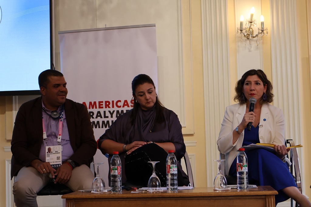 En la foto aparecen la Ministra del Deporte, Luz Cristina López, Presidente del Comité Paralímpico Colombiano, Julio César Ávila y la Sub-Secretaria del Deporte de Chile, Antonia Illanes en el Primer Paralímpico de las Américas