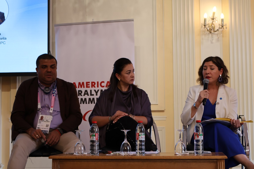 En la foto aparecen la Ministra del Deporte, Luz Cristina López, Presidente del Comité Paralímpico Colombiano, Julio César Ávila y la Sub-Secretaria del Deporte de Chile, Antonia Illanes en el Primer Paralímpico de las Américas