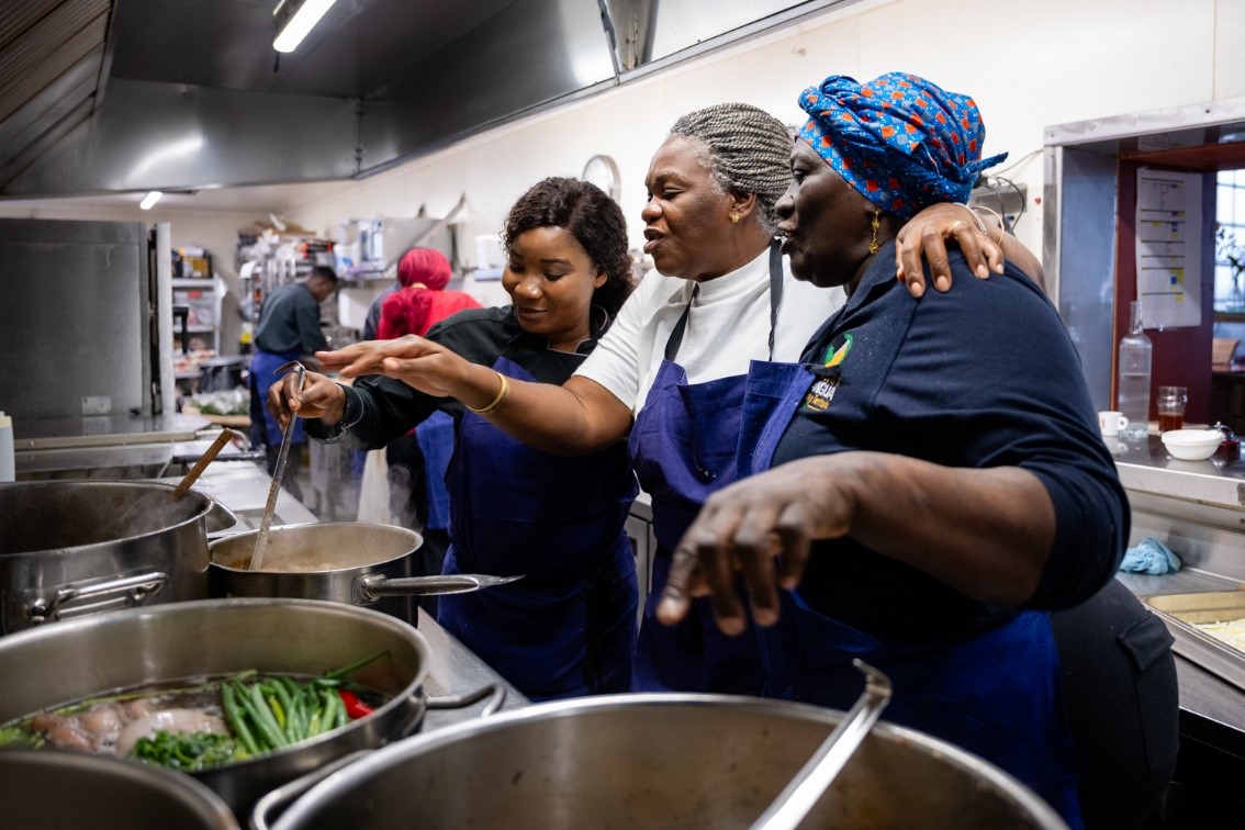 Marsella, 12.04.2025 / Teofila Betancurt cocinando con la chef Olivia de Souza de Togo 