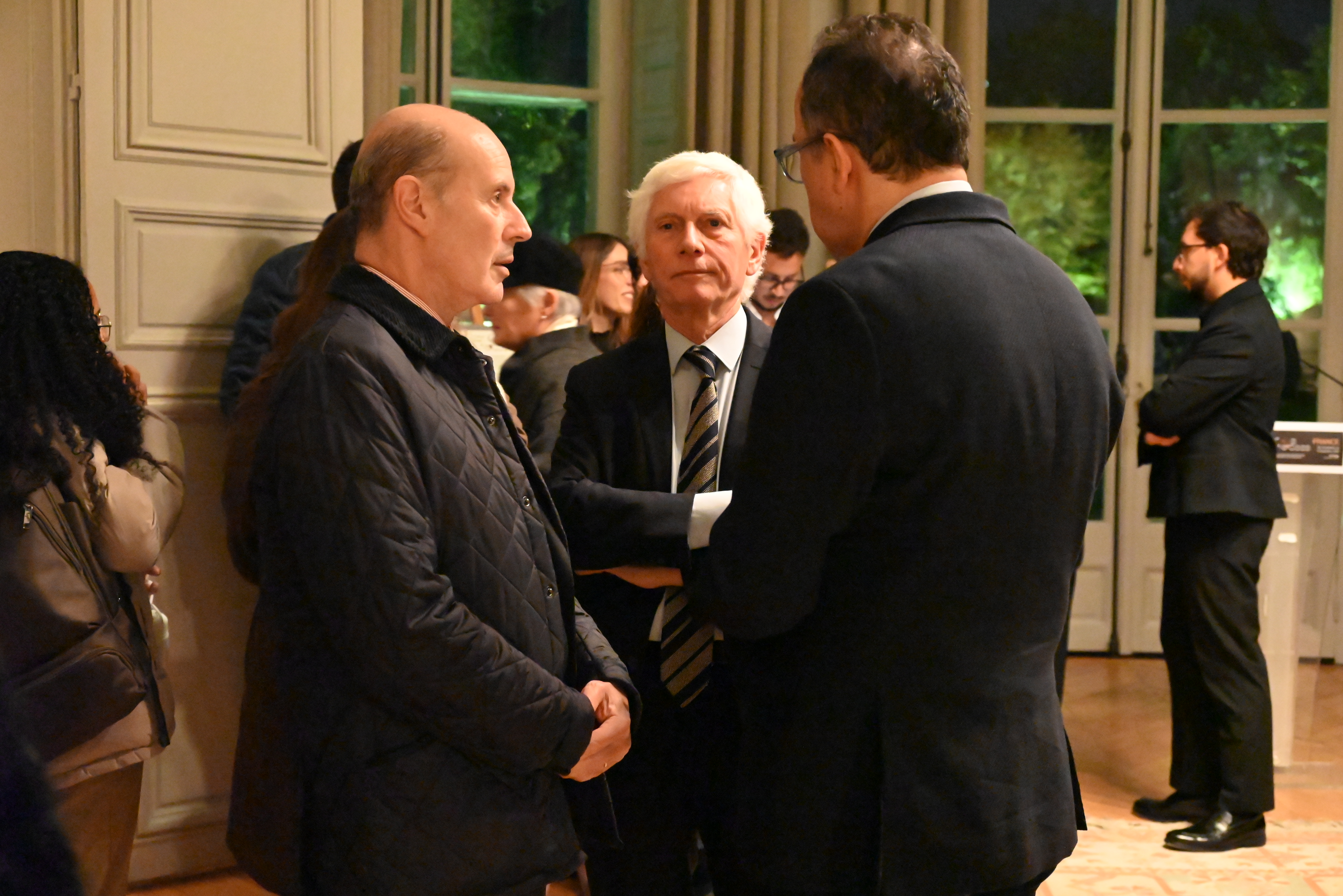 Exposición Oro & Hoja de Coca, con obras de Omar Hurtado y Tatiana Arocha – París, Maison de l’Amérique Latine (presencial), en el marco del Foro de París por la Paz 2025
