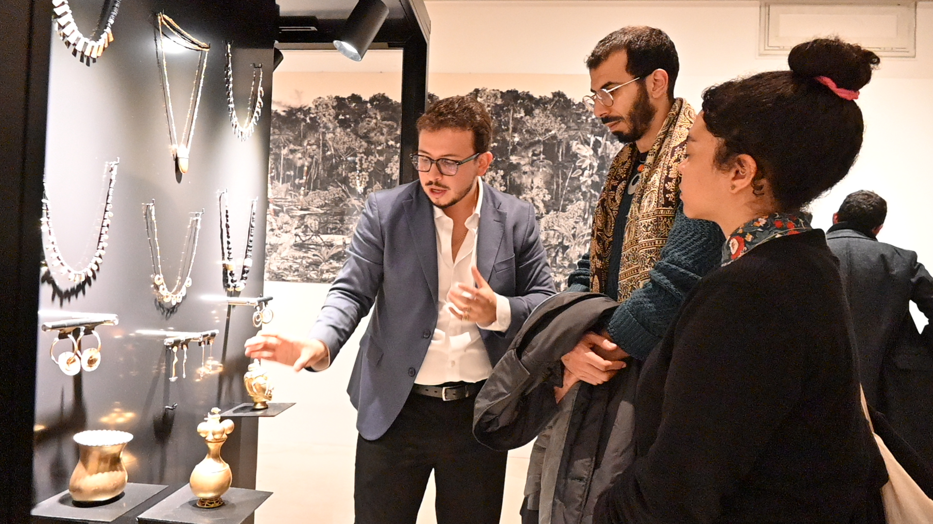 Exposición Oro & Hoja de Coca, con obras de Omar Hurtado y Tatiana Arocha – París, Maison de l’Amérique Latine (presencial), en el marco del Foro de París por la Paz 2025