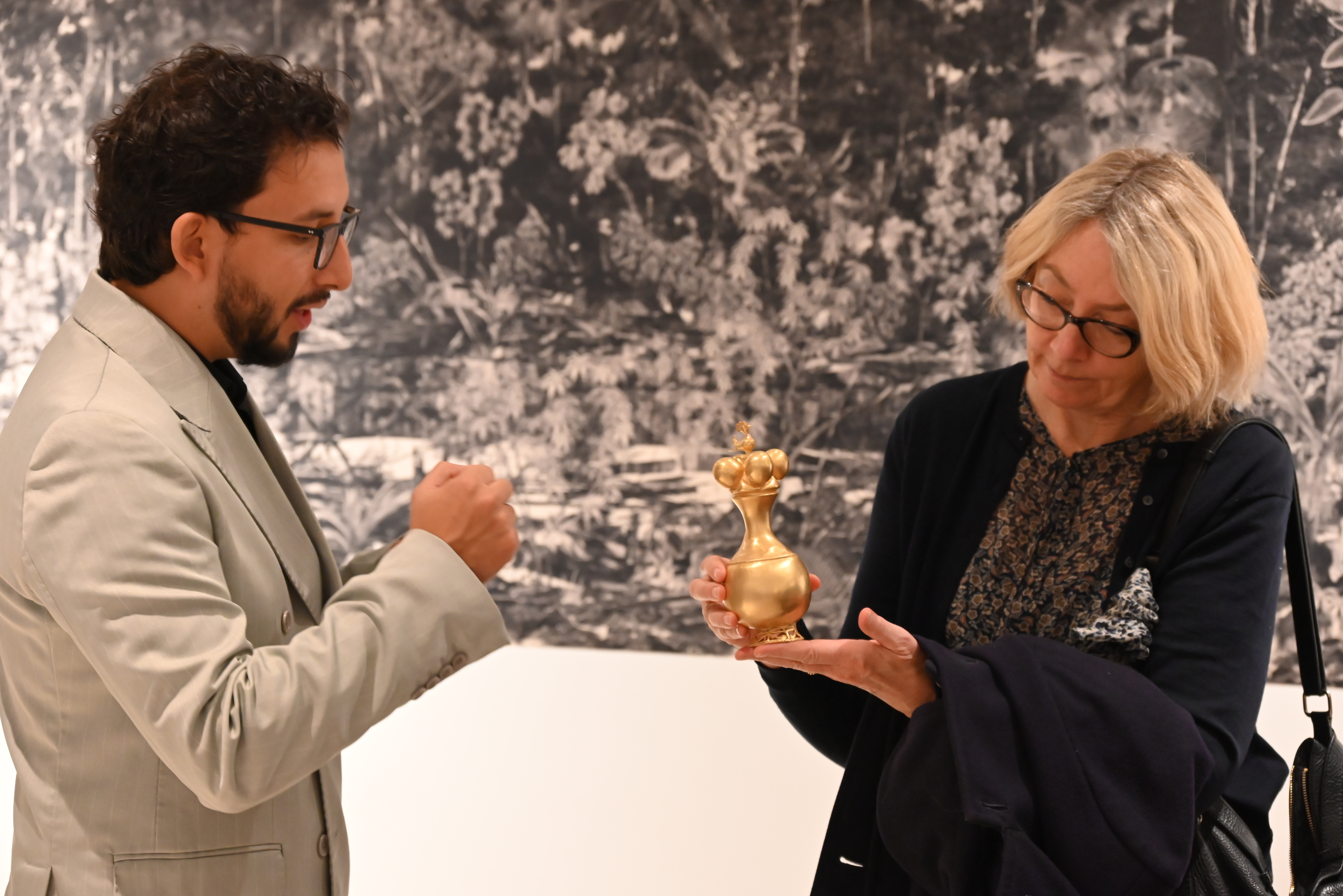 Exposición Oro & Hoja de Coca, con obras de Omar Hurtado y Tatiana Arocha – París, Maison de l’Amérique Latine (presencial), en el marco del Foro de París por la Paz 2025