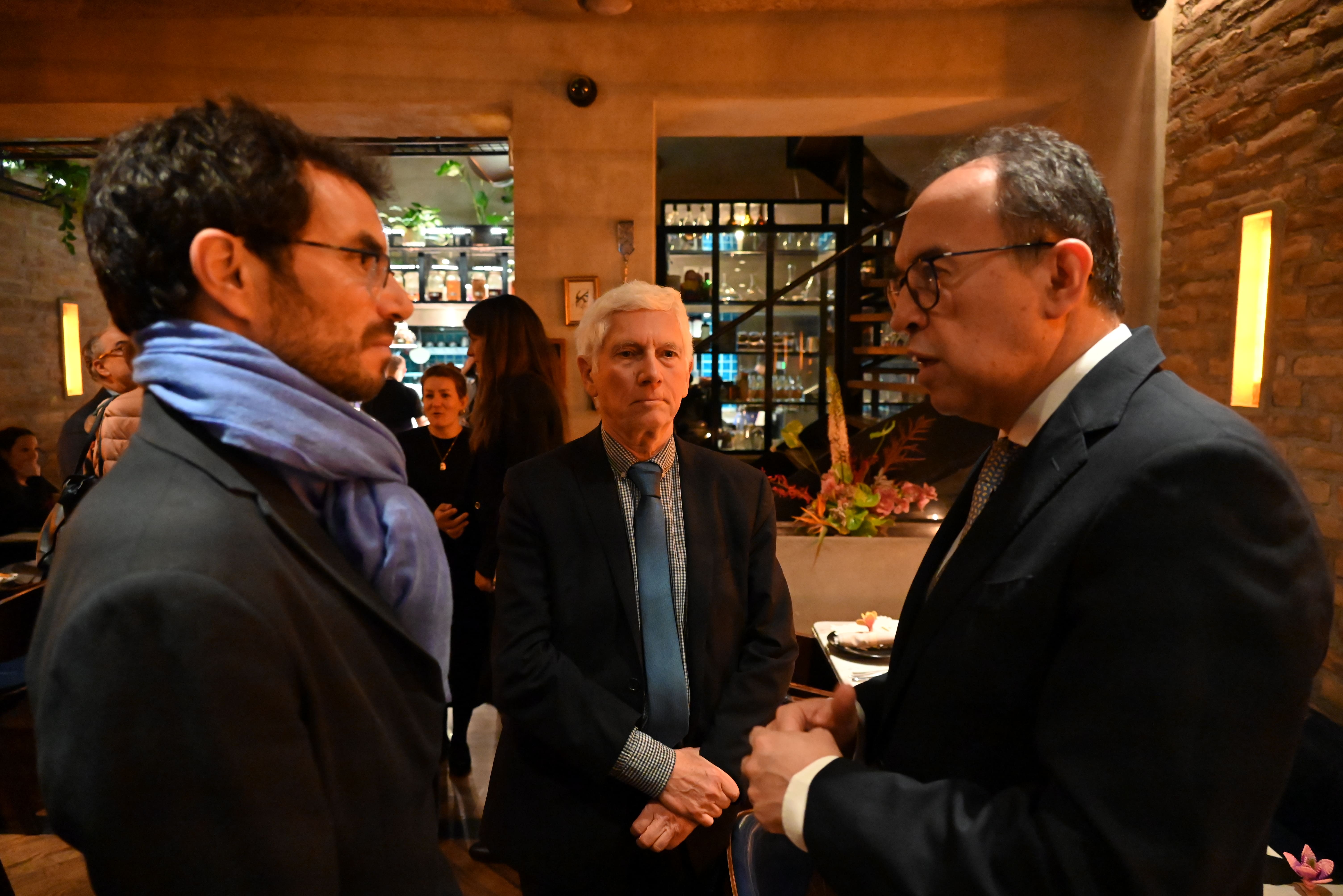 El Embajador de Colombia en Francia, Alfonso Prada Gil, conversa con invitados antes del inicio de la cena diplomática en París.
