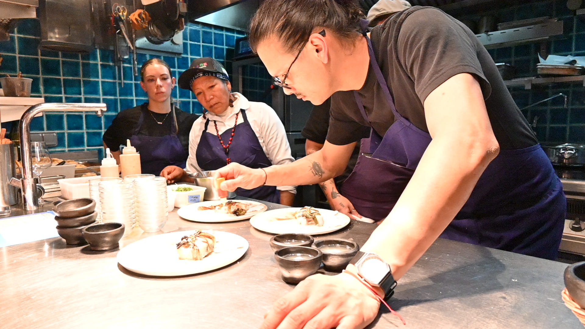 Los chefs participantes ultiman detalles de la presentación de los platos.