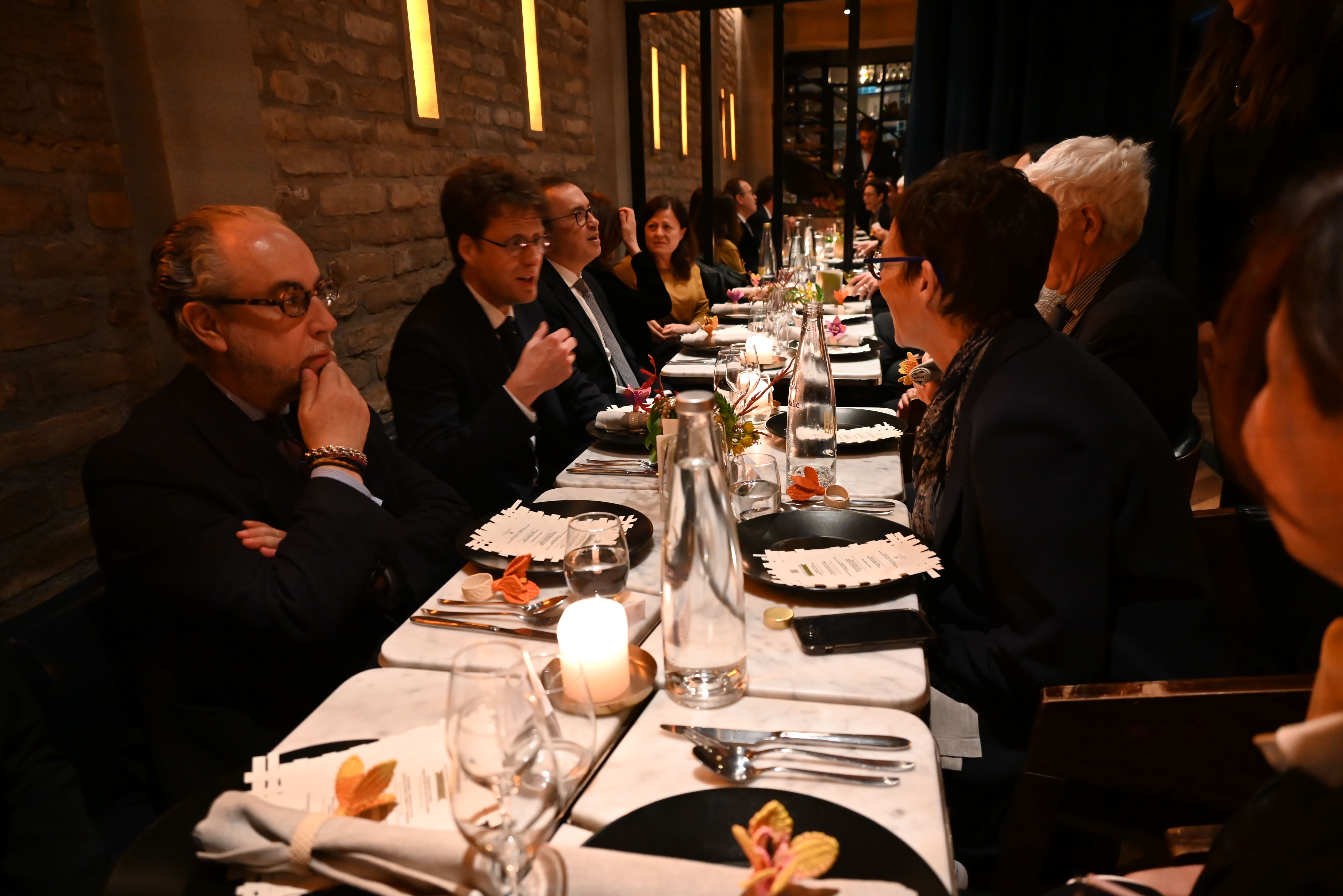 Vista general de los asistentes durante la velada en París, que reunió a autoridades francesas y actores del sector cultural y mediático.
