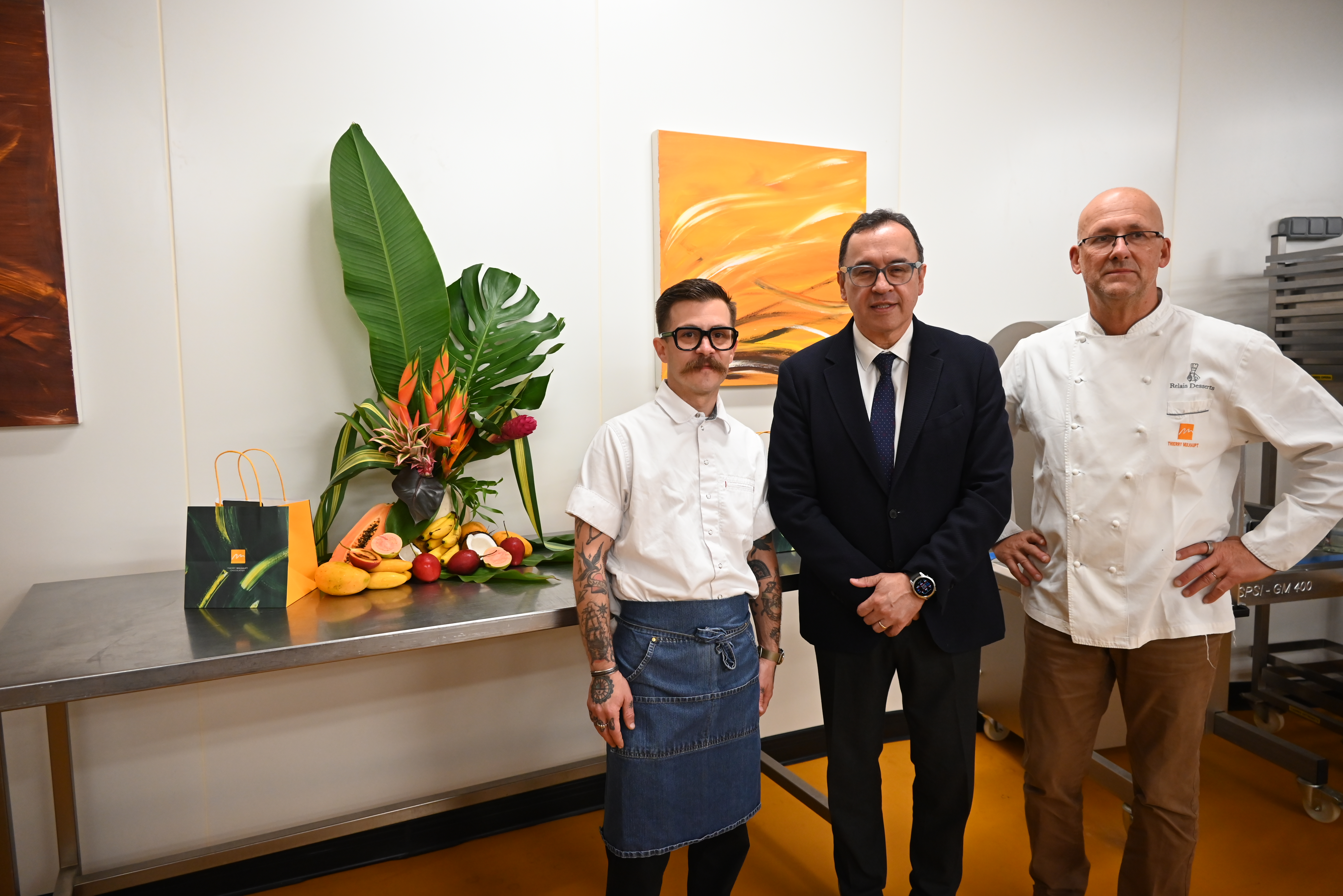 El Embajador de Colombia en Francia, Alfonso Prada Gil, junto al chef colombiano Mattias Castro y al maestro pastelero y chocolatero alsaciano Thierry Mulhaupt durante el almuerzo diplomático realizado en la Manufacture Thierry Mulhaupt, en el área metropolitana de Estrasburgo.