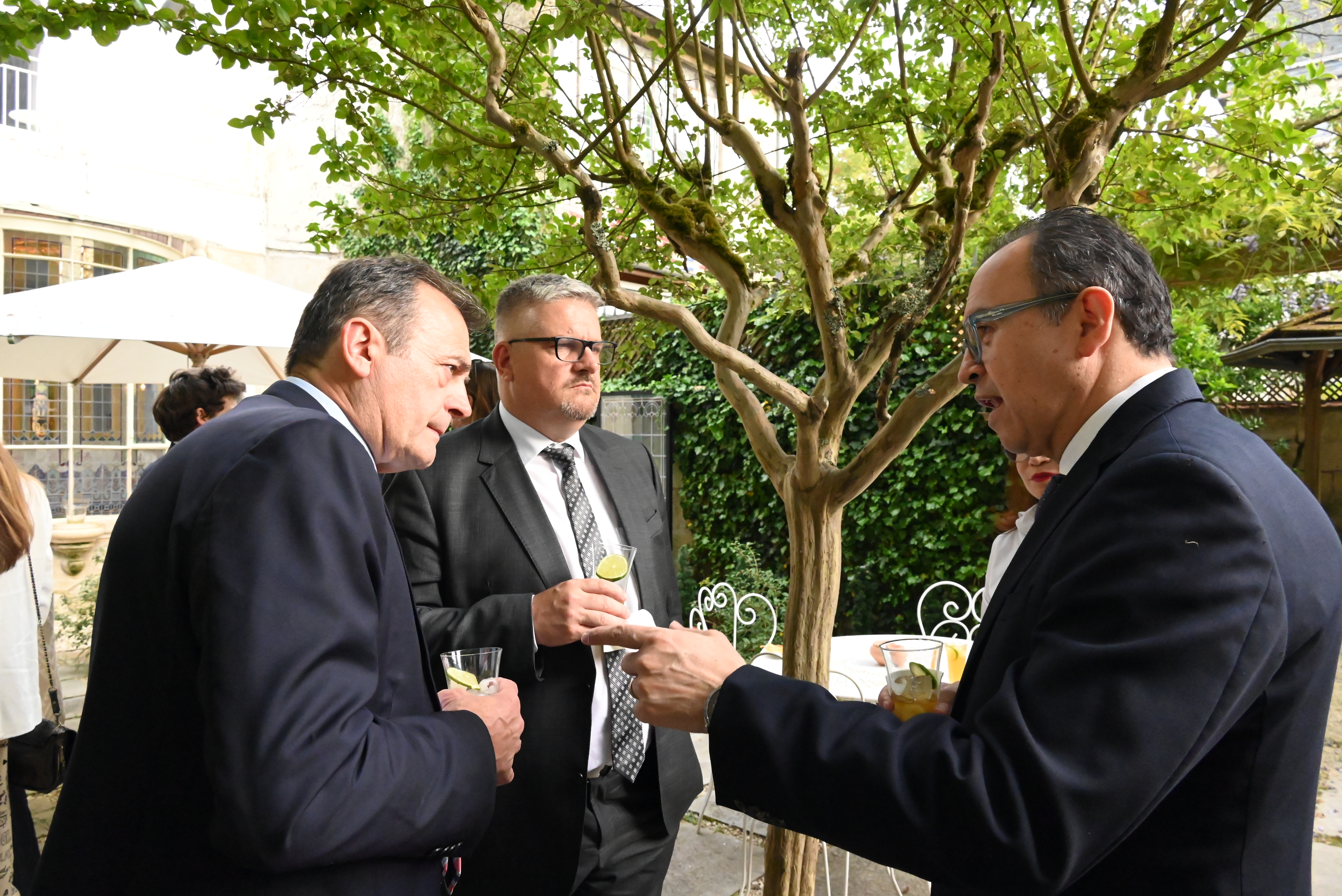 El Embajador Alfonso Prada Gil conversa con Dominique Delpuech, Consejero diplomático del Prefecto de la Región de Nueva Aquitania y Lucien Bruneau, Director de Relaciones Internacionales de la Alcaldía de Burdeos 