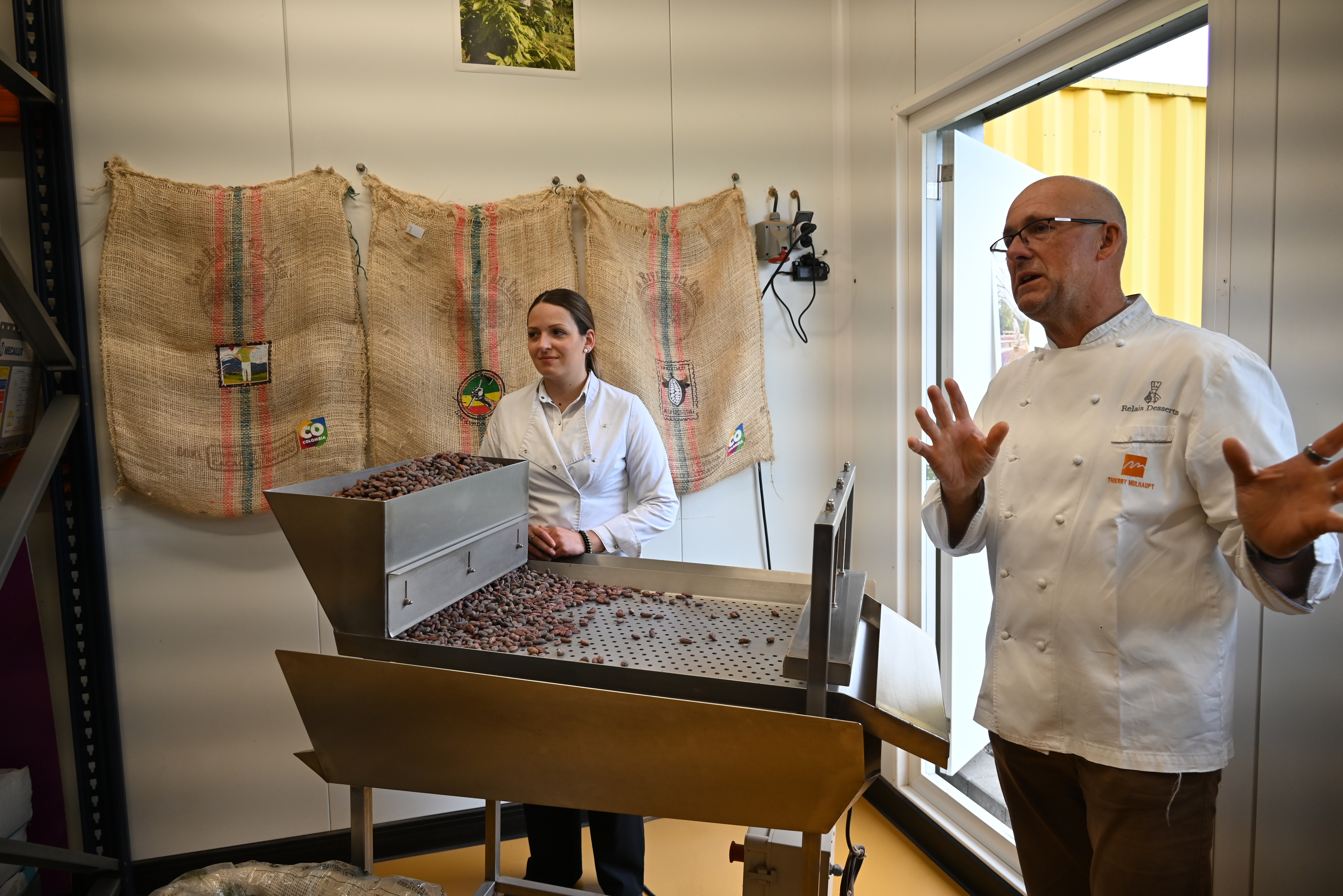 Thierry Mulhaupt presentó a los asistentes los procesos de transformación del cacao durante el recorrido por la manufactura.