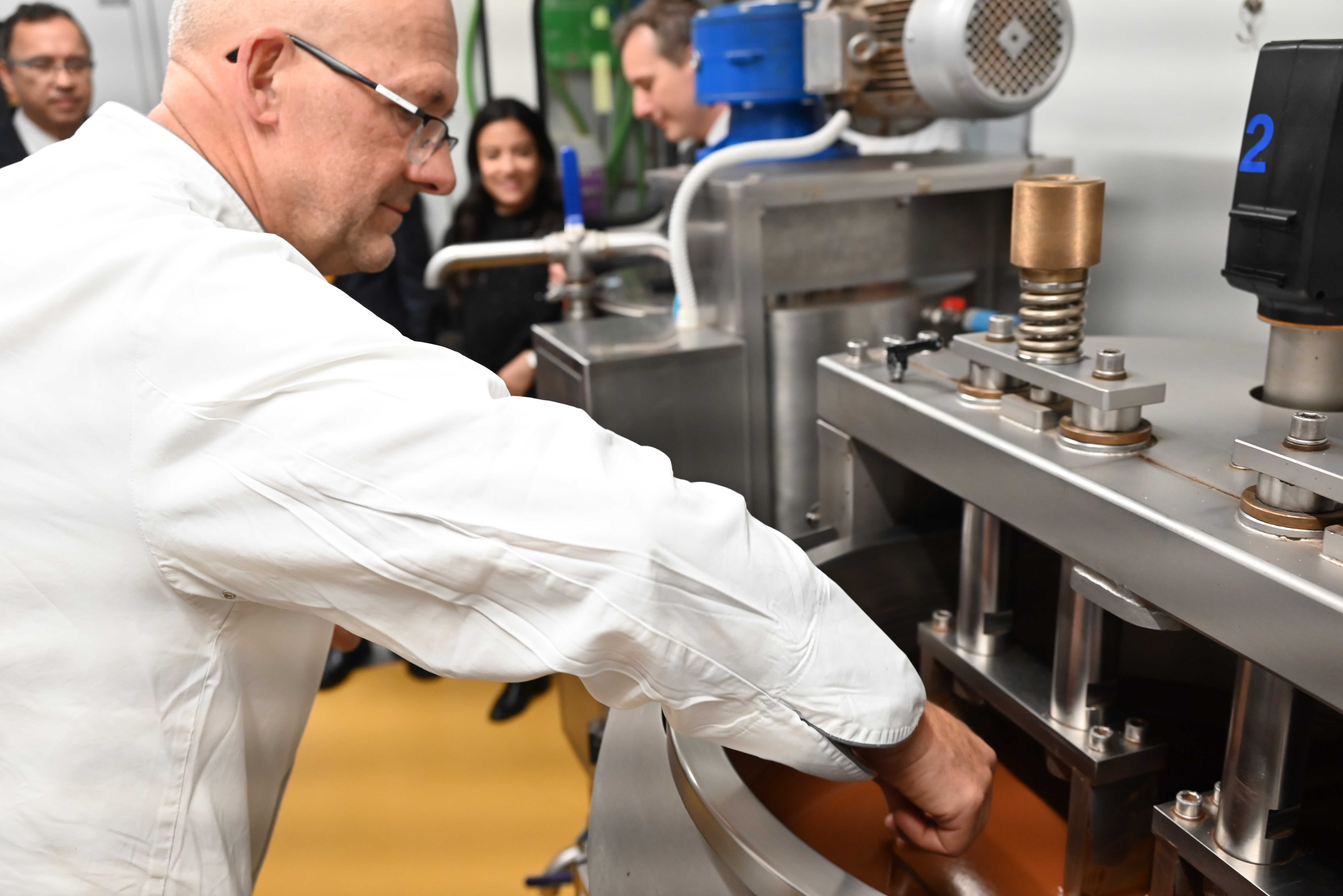 Los invitados conocieron de primera mano las etapas de elaboración del chocolate artesanal durante la visita a la Manufacture Thierry Mulhaupt.