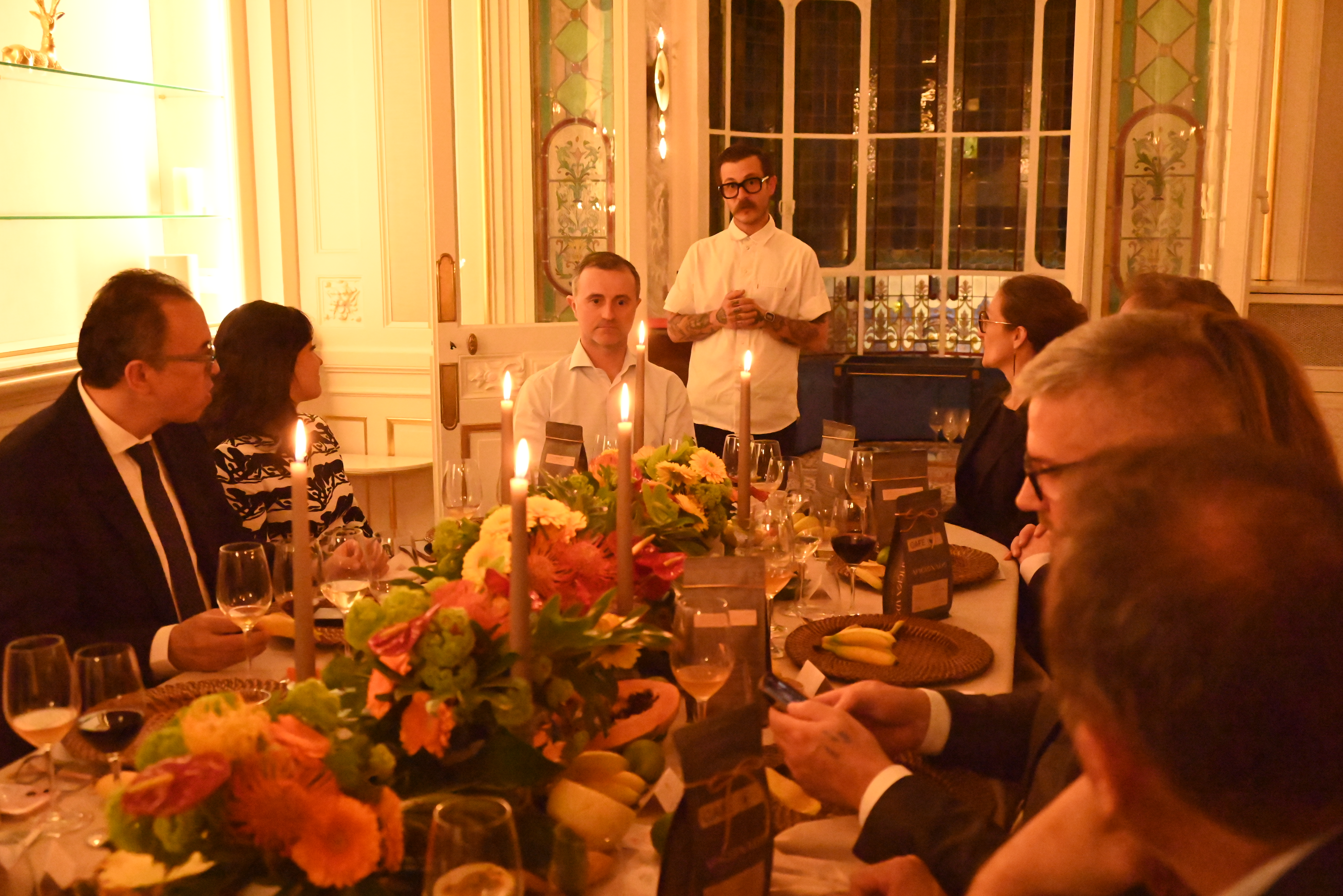 Durante la cena, el chef colombiano Mattias Castro presentó el concepto gastronómico de la velada e intercambió con los asistentes sobre la inspiración, los ingredientes y los saberes que dieron forma al menú.