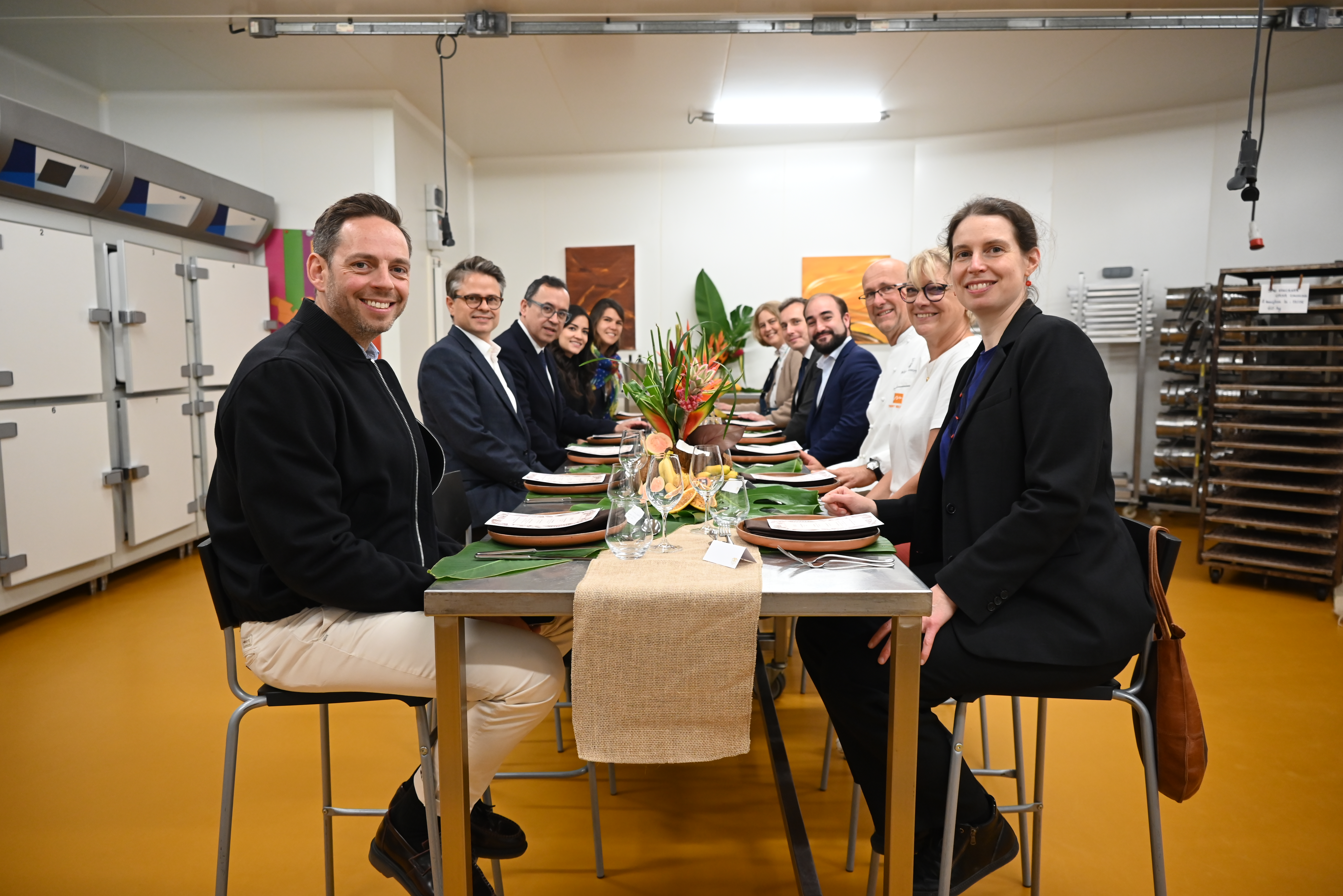 Autoridades locales, representantes del sector gastronómico y académicos participaron en el almuerzo diplomático dedicado al cacao colombiano.