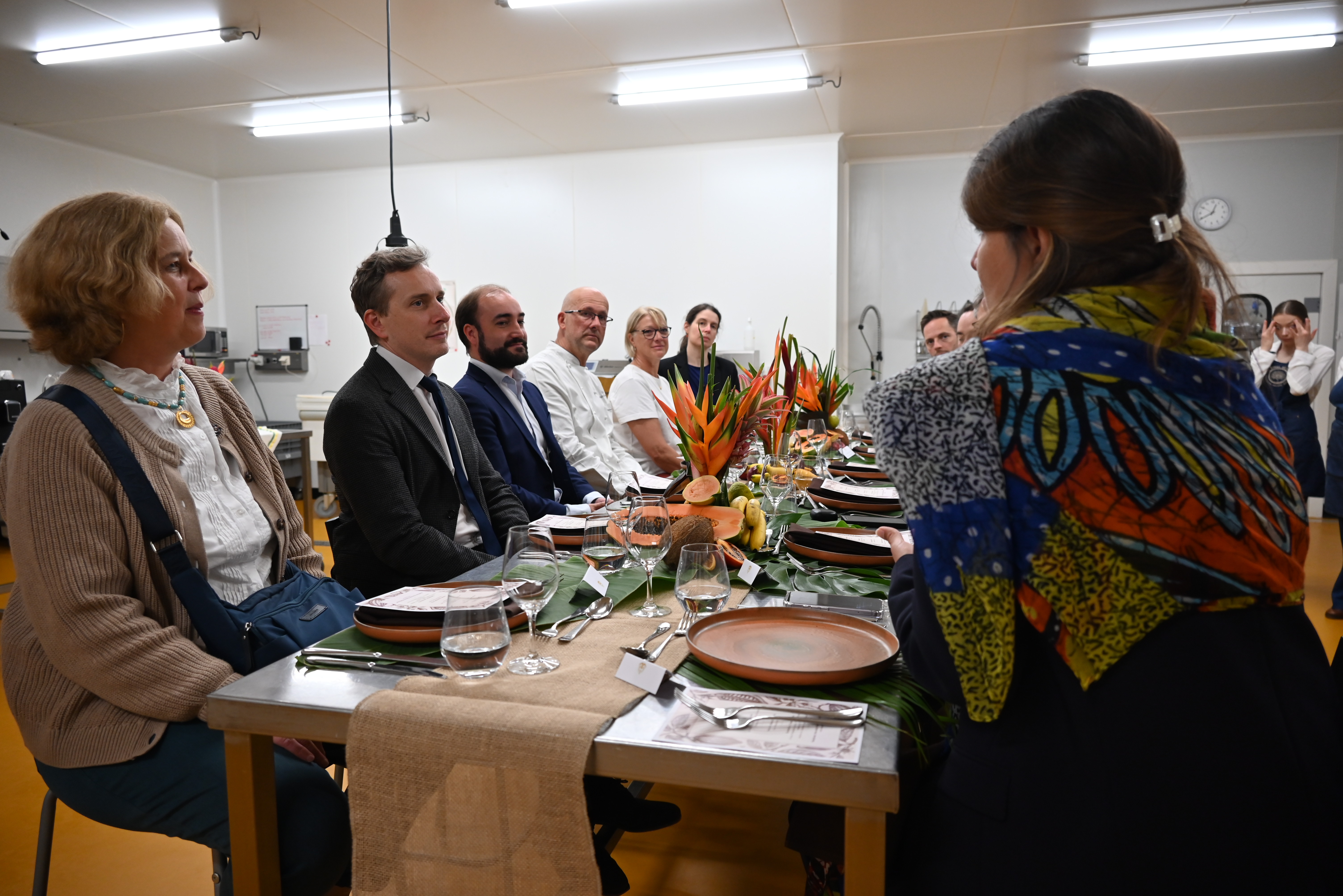 La ambientación inspirada en la biodiversidad colombiana acompañó la experiencia gastronómica desarrollada en la manufactura.