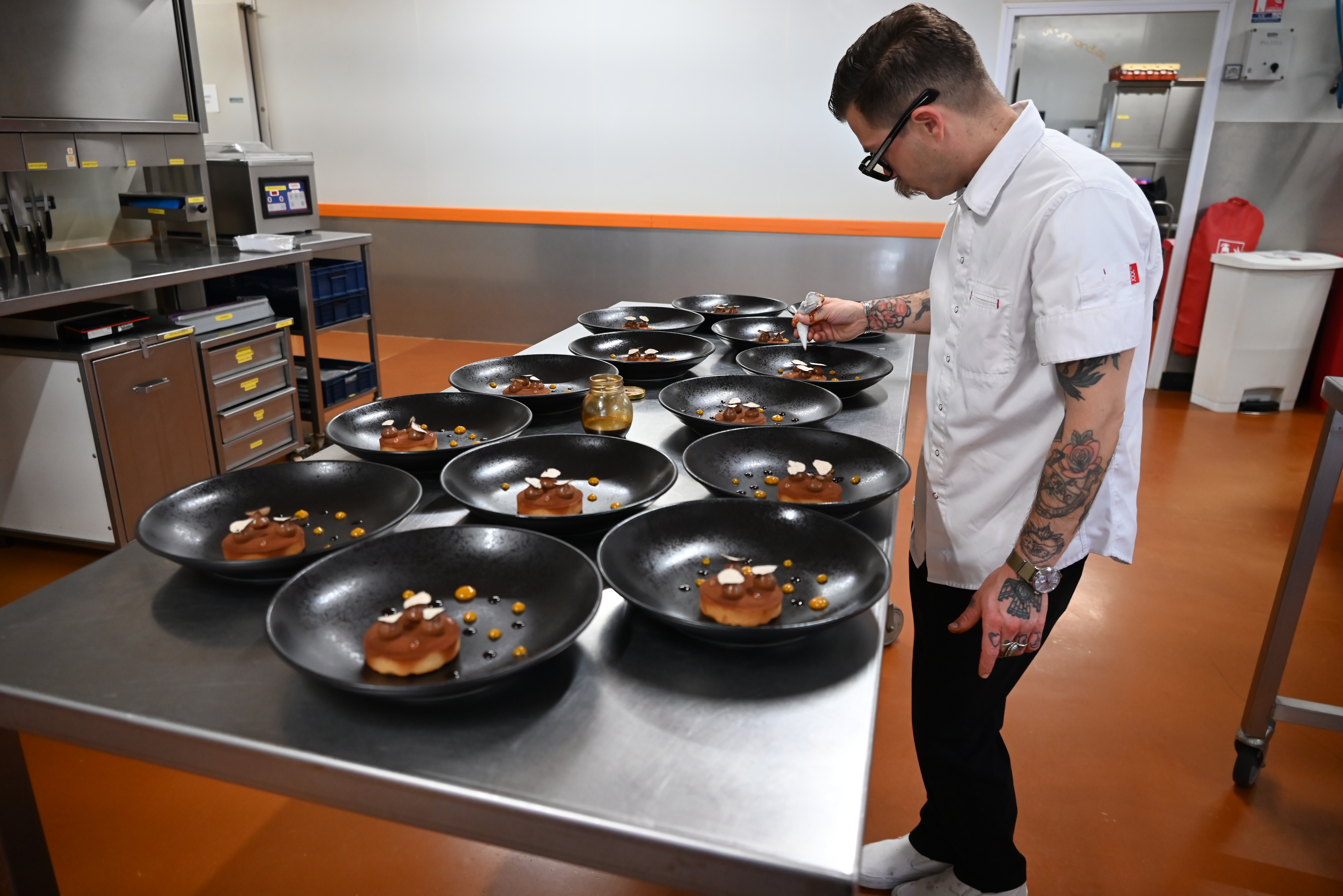 El chef colombiano Mattias Castro y el maestro pastelero y chocolatero alsaciano Thierry Mulhaupt prepararon el menú a cuatro manos que destacó la versatilidad del cacao colombiano.