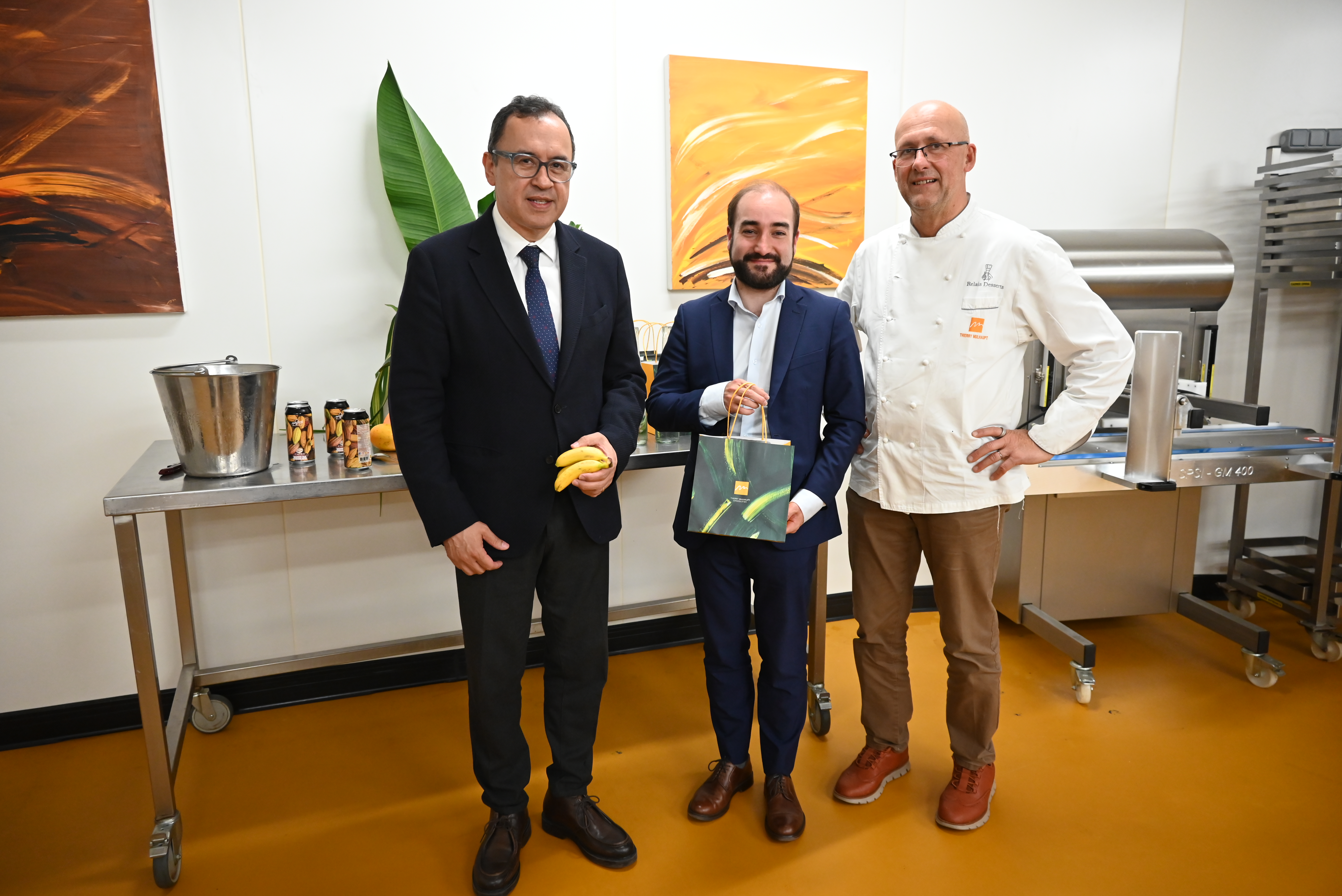 El Embajador de Colombia en Francia, Alfonso Prada Gil, junto a Hervé Moritz, alcalde adjunto de Estrasburgo encargado de las Relaciones Internacionales, y el maestro pastelero y chocolatero alsaciano Thierry Mulhaup