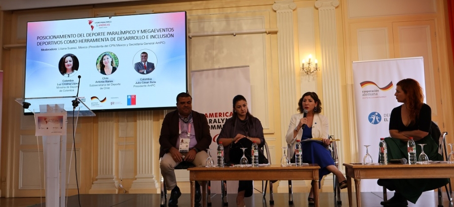 En la foto aparecen la Ministra del Deporte, Luz Cristina López, Presidente del Comité Paralímpico Colombiano, Julio César Ávila y la Sub-Secretaria del Deporte de Chile, Antonia Illanes en el Primer Paralímpico de las Américas